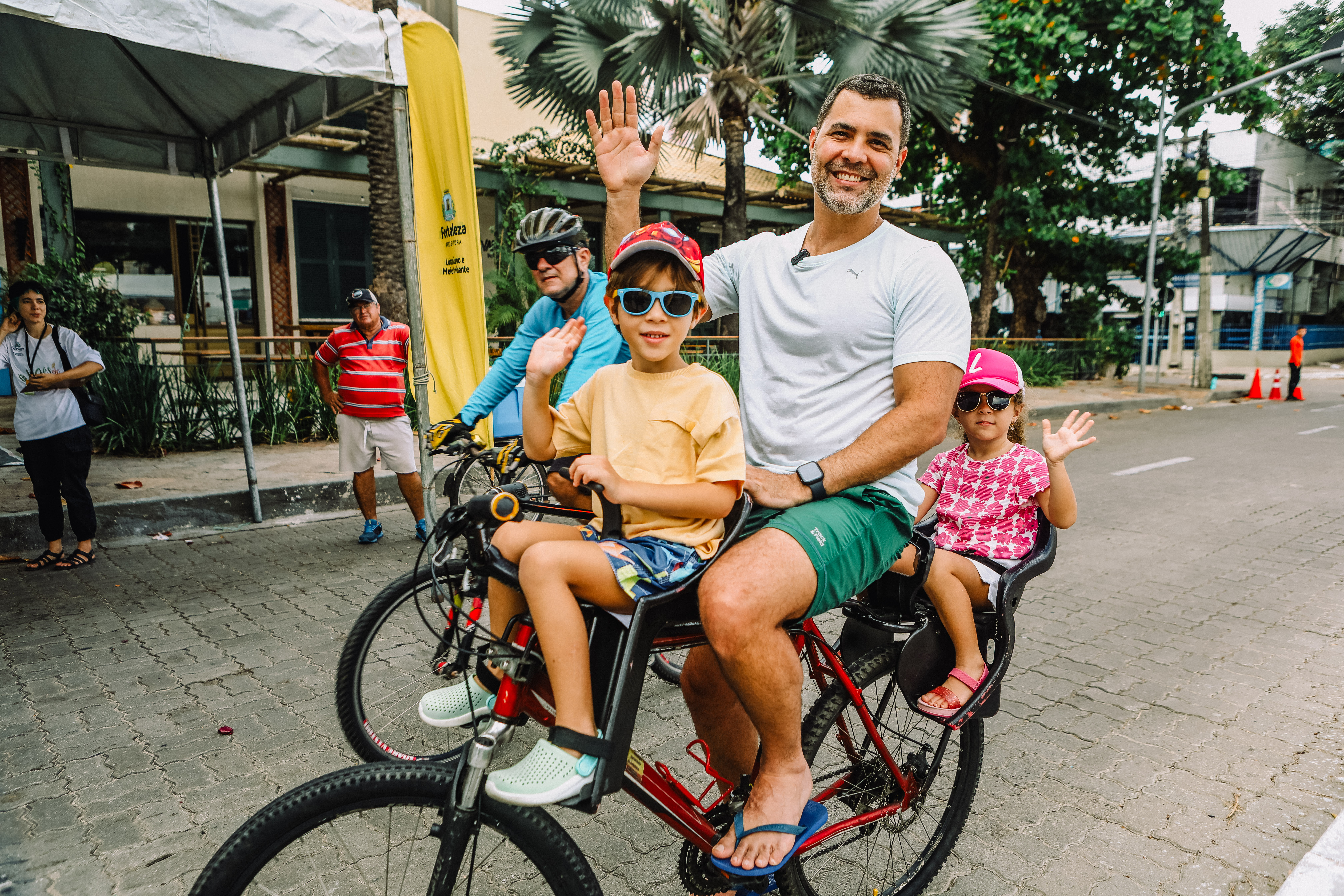 pessoas andando de bicicleta